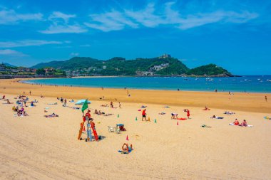 San Sebastian, İspanya, 2 Haziran 2022: İnsanlar San Sebastian, İspanya 'daki Ondarreta plajında güneşli bir günün tadını çıkarıyorlar.
