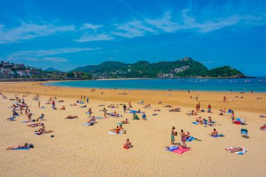 San Sebastian, İspanya, 2 Haziran 2022: İnsanlar San Sebastian, İspanya 'daki Ondarreta plajında güneşli bir günün tadını çıkarıyorlar.