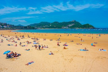 San Sebastian, İspanya, 2 Haziran 2022: İnsanlar San Sebastian, İspanya 'daki Ondarreta plajında güneşli bir günün tadını çıkarıyorlar.