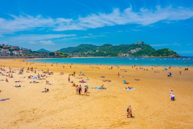 San Sebastian, İspanya, 2 Haziran 2022: İnsanlar San Sebastian, İspanya 'daki Ondarreta plajında güneşli bir günün tadını çıkarıyorlar.
