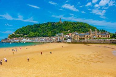 San Sebastian, İspanya, 2 Haziran 2022: İnsanlar İspanya 'nın San Sebastian kentindeki La Concha plajında güneşli bir günün tadını çıkarıyorlar..