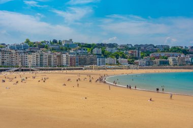 San Sebastian, İspanya, 2 Haziran 2022: San Sebastian, İspanya 'daki La Concha plajının arkasındaki oteller.