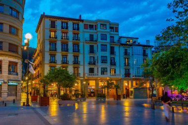 San Sebastian, İspanya, 1 Haziran 2022: Eski San Sebastian, İspanya 'nın dar bir caddesinin gece görüşü.