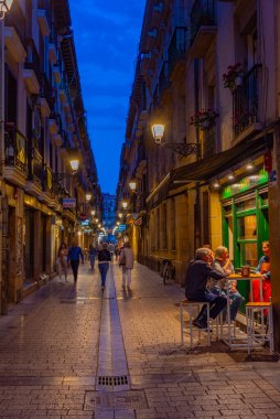 San Sebastian, İspanya, 1 Haziran 2022: Eski San Sebastian, İspanya 'nın dar bir caddesinin gece görüşü.