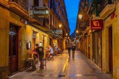 San Sebastian, İspanya, 1 Haziran 2022: Eski San Sebastian, İspanya 'nın dar bir caddesinin gece görüşü.