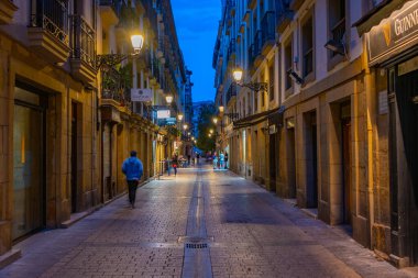 San Sebastian, İspanya, 1 Haziran 2022: Eski San Sebastian, İspanya 'nın dar bir caddesinin gece görüşü.