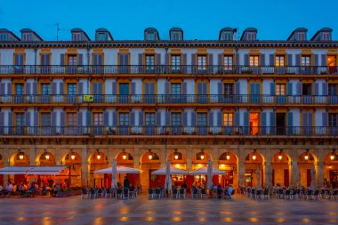 San Sebastian, İspanya, 1 Haziran 2022: Eski San Sebastian kasabasındaki Plaza de la Constitucion 'un gece manzarası.