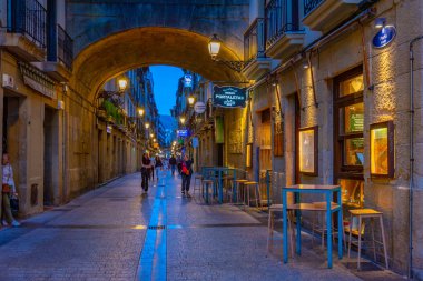 San Sebastian, İspanya, 1 Haziran 2022: Eski San Sebastian, İspanya 'nın dar bir caddesinin gece görüşü.