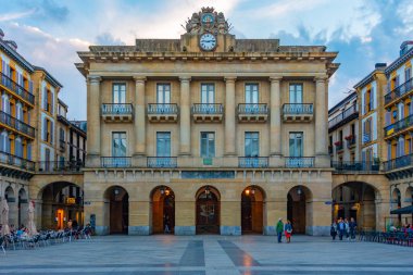 San Sebastian, İspanya, 1 Haziran 2022: Eski San Sebastian kasabasındaki Plaza de la Constitucion 'un günbatımı manzarası.