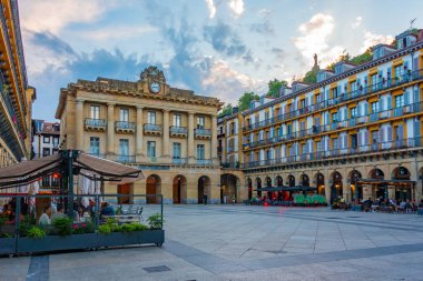 San Sebastian, İspanya, 1 Haziran 2022: Eski San Sebastian kasabasındaki Plaza de la Constitucion 'un günbatımı manzarası.