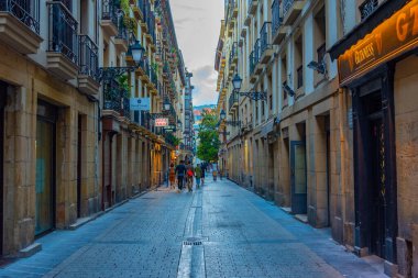 San Sebastian, İspanya, 1 Haziran 2022: Eski San Sebastian, İspanya 'nın dar bir caddesinin gece görüşü.