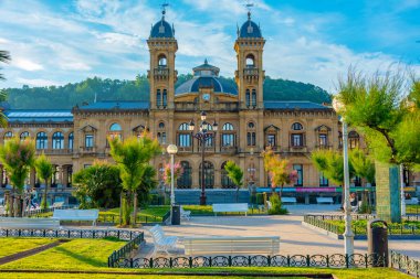 San Sebastian, İspanya, 1 Haziran 2022: Eski San Sebastian kasabasındaki belediye binası, İspanya.