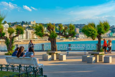 San Sebastian, İspanya, 1 Haziran 2022: San Sebastian, İspanya 'da deniz kenarındaki gezinti alanı.