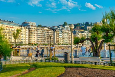 San Sebastian, İspanya, 1 Haziran 2022: San Sebastian, İspanya 'da deniz kenarındaki gezinti alanı.