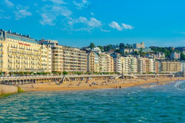San Sebastian, İspanya, 1 Haziran 2022: San Sebastian, İspanya 'daki La Concha plajının arkasındaki oteller.