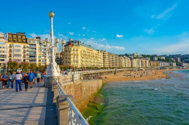 San Sebastian, İspanya, 1 Haziran 2022: San Sebastian, İspanya 'da deniz kenarındaki gezinti alanı.