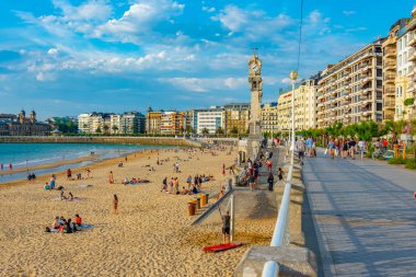 San Sebastian, İspanya, 1 Haziran 2022: San Sebastian, İspanya 'da deniz kenarındaki gezinti alanı.
