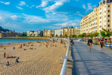 San Sebastian, İspanya, 1 Haziran 2022: San Sebastian, İspanya 'da deniz kenarındaki gezinti alanı.