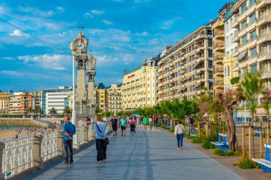 San Sebastian, İspanya, 1 Haziran 2022: San Sebastian, İspanya 'da deniz kenarındaki gezinti alanı.