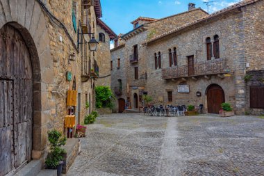 Ainsa, İspanya, 31 Mayıs 2022: İspanya 'nın Ainsa köyündeki Ortaçağ Caddesi.