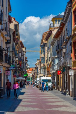 Jaca, İspanya, 31 Mayıs 2022: İspanyol kenti Jaca 'da renkli yüzlü evler.