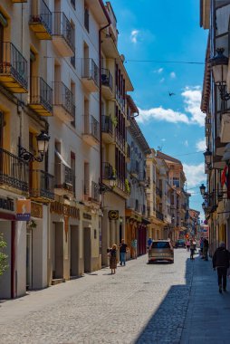 Jaca, İspanya, 31 Mayıs 2022: İspanyol kenti Jaca 'da renkli yüzlü evler.