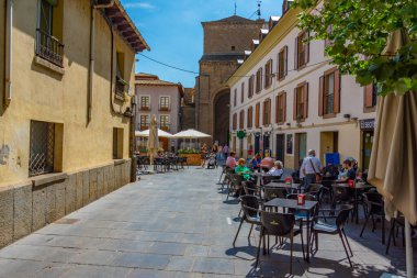 Jaca, İspanya, 31 Mayıs 2022: İspanyol kenti Jaca 'da renkli yüzlü evler.