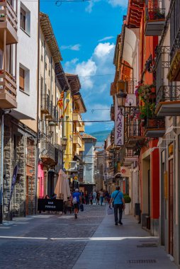 Jaca, İspanya, 31 Mayıs 2022: İspanyol kenti Jaca 'da renkli yüzlü evler.