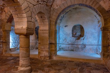 Jaca, İspanya, 31 Mayıs 2022: İspanyol kenti Jaca yakınlarındaki San Juan de la Pena Manastırı Kasaları.