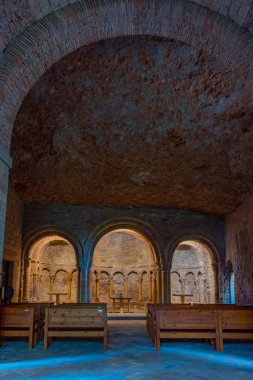 Jaca, İspanya, 31 Mayıs 2022: İspanyol kenti Jaca yakınlarındaki San Juan de la Pena Manastırı Kasaları.