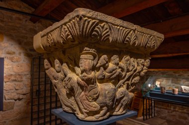 Jaca, İspanya, 31 Mayıs 2022: İspanyol kenti Jaca yakınlarındaki San Juan de la Pena Manastırı Kasaları.