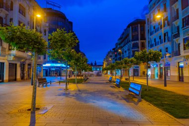 Pamplona, İspanya, 30 Mayıs 2022: Pamplona, İspanya 'da bir caddenin gece manzarası.
