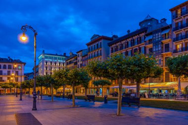 Pamplona, İspanya, 30 Mayıs 2022: İspanya 'nın Pamplona kentindeki Plaza del Castillo' nun gece manzarası.