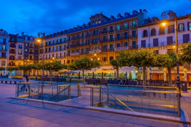 Pamplona, İspanya, 30 Mayıs 2022: İspanya 'nın Pamplona kentindeki Plaza del Castillo' nun gece manzarası.