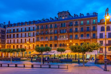 Pamplona, İspanya, 30 Mayıs 2022: İspanya 'nın Pamplona kentindeki Plaza del Castillo' nun gece manzarası.
