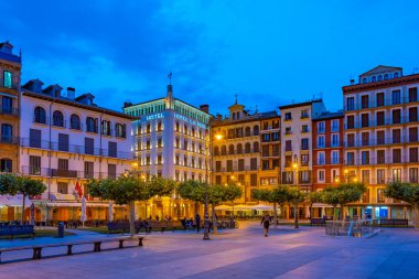 Pamplona, İspanya, 30 Mayıs 2022: İspanya 'nın Pamplona kentindeki Plaza del Castillo' nun gece manzarası.