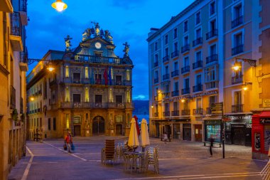 Pamplona, İspanya, 30 Mayıs 2022: İspanya 'nın Pamplona kentindeki belediye binasının gece manzarası.