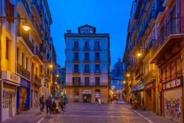 Pamplona, İspanya, 30 Mayıs 2022: Pamplona, İspanya 'da bir caddenin gece manzarası.