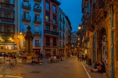 Pamplona, İspanya, 30 Mayıs 2022: Pamplona, İspanya 'da bir caddenin gece manzarası.