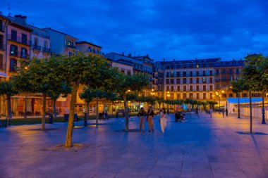 Pamplona, İspanya, 30 Mayıs 2022: İspanya 'nın Pamplona kentindeki Plaza del Castillo' nun gece manzarası.