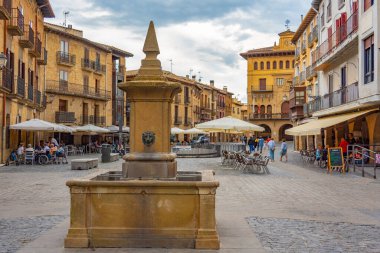 Olite, İspanya, 30 Mayıs 2022: İspanya 'nın Olite kentindeki ana meydanın manzarası.