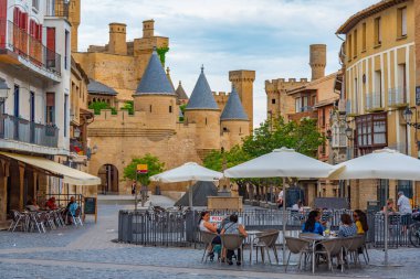 Olite, İspanya, 30 Mayıs 2022: İspanya 'nın Olite kentindeki ana meydanın manzarası.