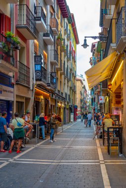 Pamplona, İspanya, 30 Mayıs 2022: Pamplona, İspanya 'da bir caddenin gece manzarası.