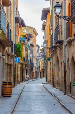 Olite, İspanya, 30 Mayıs 2022: İspanya 'nın Olite köyünde ortaçağ sokağı.