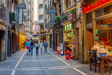 Pamplona, İspanya, 30 Mayıs 2022: Pamplona, İspanya 'da bir caddenin gece manzarası.