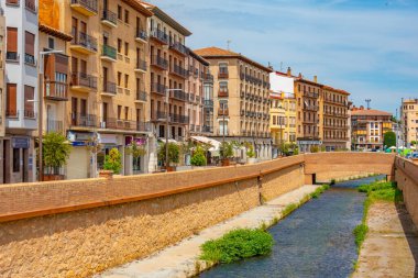 Tarazona, İspanya, 30 Mayıs 2022: Tarazona, İspanya 'nın merkezinden geçen Queiles Nehri' nin kıyısı.