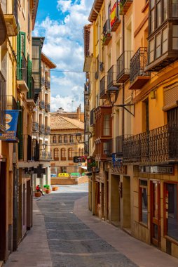 Tarazona, İspanya, 30 Mayıs 2022: İspanyol kenti Tarazona 'da ortaçağ caddesi.