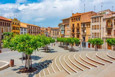 Tarazona, İspanya, 30 Mayıs 2022: İspanyol kenti Tarazona 'da ortaçağ caddesi.