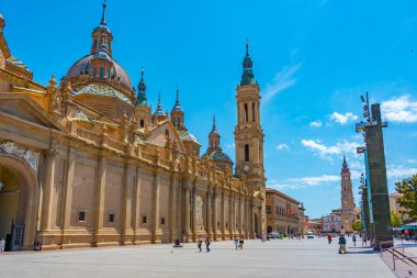 Zaragoza, İspanya, 30 Mayıs 2022: İnsanlar İspanya 'nın Zaragoza kentindeki Basilica de nuestra senora de pilar' ın önünde geziniyor.