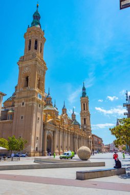 Zaragoza, İspanya, 30 Mayıs 2022: İnsanlar İspanya 'nın Zaragoza kentindeki Basilica de nuestra senora de pilar' ın önünde geziniyor.